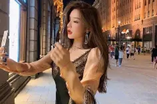 IU与边佑锡在《完美王冠》片场练习华尔兹与吻戏的趣味花絮！